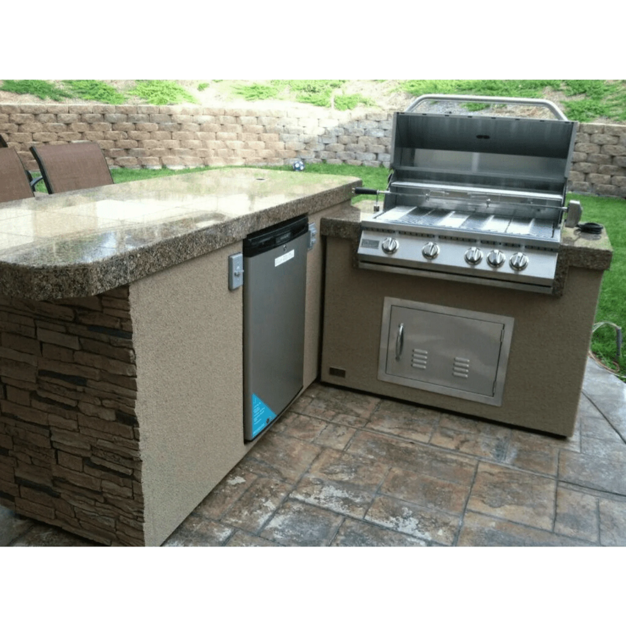 Kokomo Grills Baja Natural Gas BBQ Island with 4 Burner BBQ Grill and Outdoor Refrigerator - Image 6